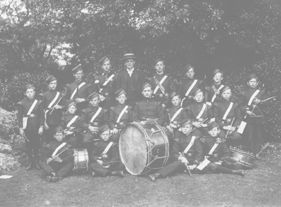 rottingdeandrumpipeband.gif (101883 bytes)